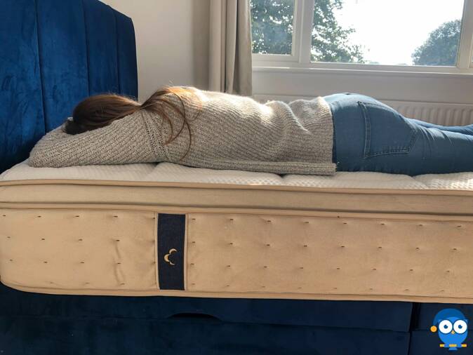 durmiente boca abajo