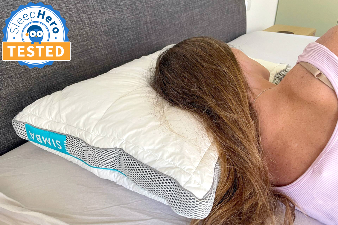 https://media.sleep-hero.co.uk/MUK/Simba/Hybrid+Pillow/Simba-hybrid-pillow-side-sleeper-1.png?p=sh_uk_tested3&vh=0b15ee&width=1130&q=100